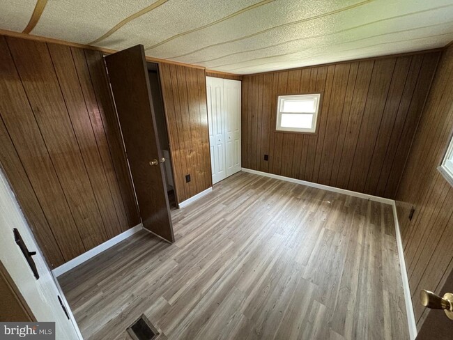 Building Photo - Coming Soon - 3 Bedroom 1.5 Bath Home - Hi...