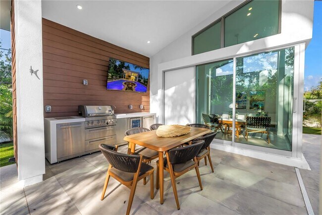 Building Photo - 2065 Goldenrod St