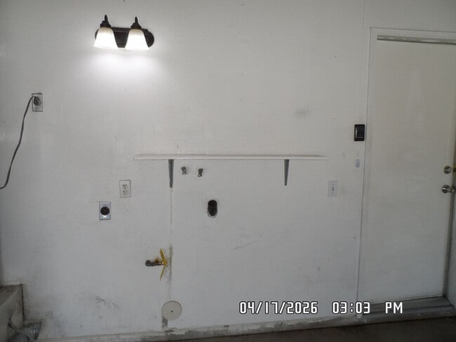 Building Photo - 3 Bedrooms, 2 Bathrooms, approx. 1392 sq. ft., 2 Car Garage, Covered Patio, Fenced, Play house,