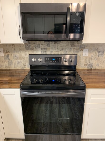 Black Stainless stove - 5136 Old Lemay Ferry Rd