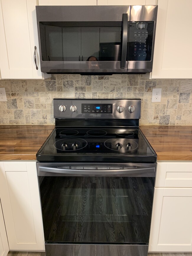 Black Stainless stove - 5136 Old Lemay Ferry Rd