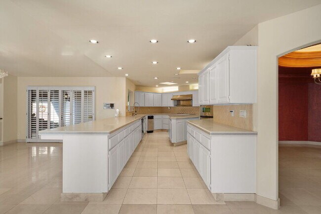 Building Photo - 18714 Bernardo Trails Dr