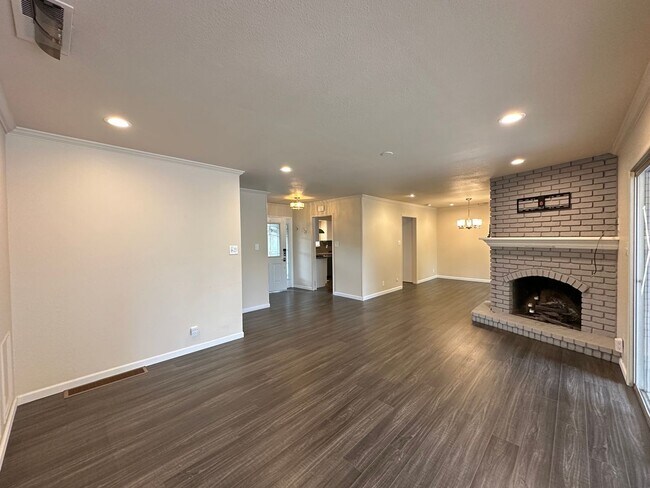 Building Photo - Upgraded Three Bedroom Duplex!