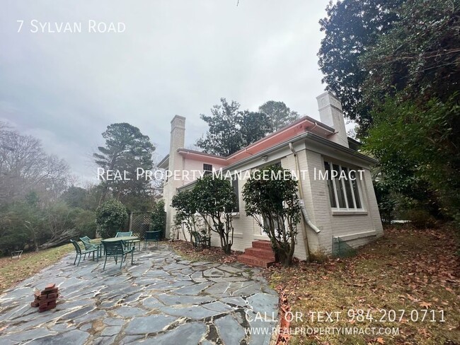 Building Photo - 1940's Charming 4 Bedroom 2 Bath Brick Col...