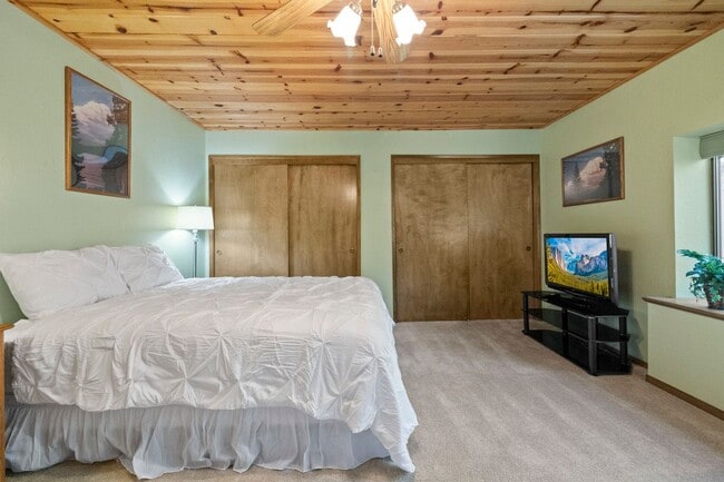 Building Photo - Fully Furnished 3 Bedroom Retreat in the Pines – Flexible 3–12 Month Lease