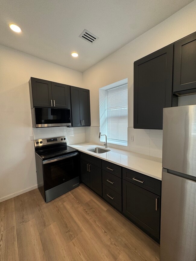 Building Photo - 839 S Jackson St