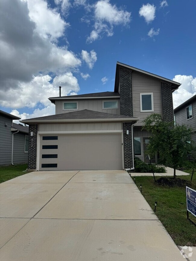 Building Photo - Ready for move-in! Spacious 4-bedroom, 3-b...