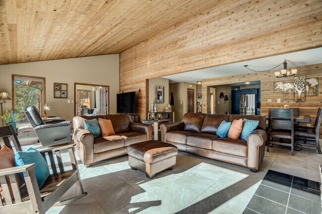 Building Photo - Stunning two-story home in Woodland Park