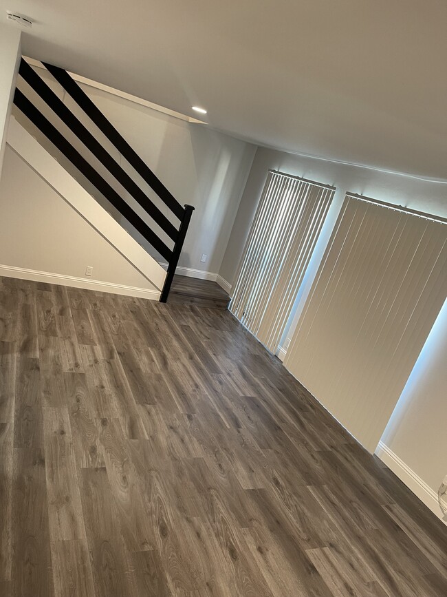 Newly Remodeled 2Bedroom Townhome - Lincoln Park Apartments