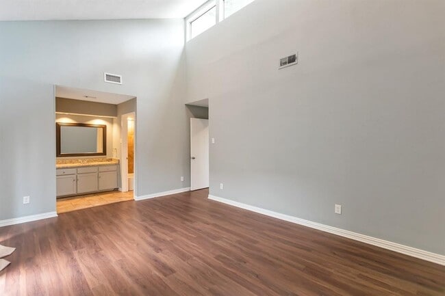 Building Photo - 6808 Eastridge Dr