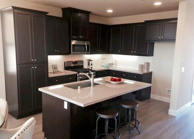 Building Photo - Beautiful 3 Bedroom, 3.5 Bathroom 2,350 Sq...