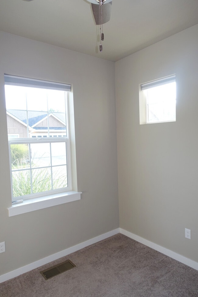 Building Photo - 3-Bedroom Home in Very Private Quiet Setting