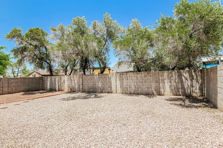 Building Photo - 7848 W Fleetwood Ln