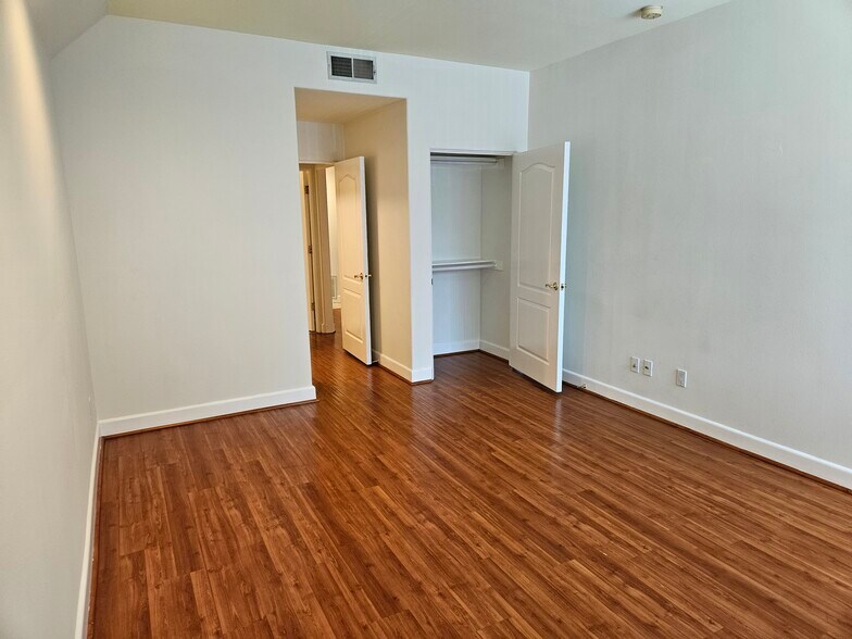 Building Photo - 390 S Sepulveda Blvd