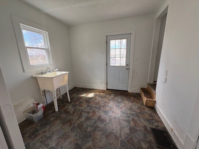 Building Photo - Cozy 2-Bed Single-Family in East Akron — Pet-Friendly, Garage + Covered Patio