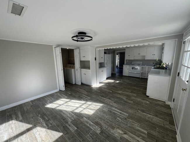 Building Photo - 128 Meadow Ln