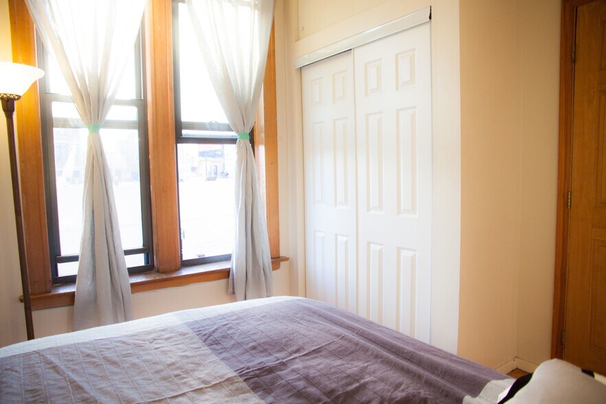 Front bedroom, full bed - 3443 Sheffield N Ave