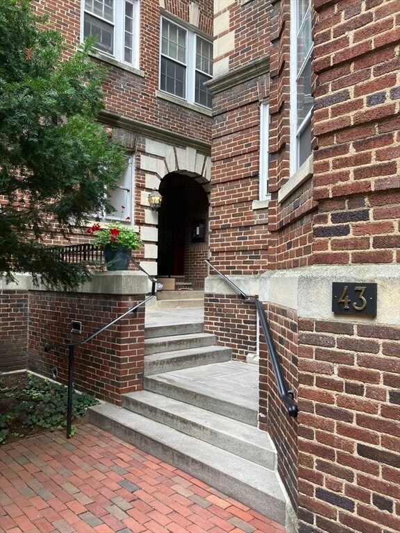 Building Photo - 43 Linnaean St