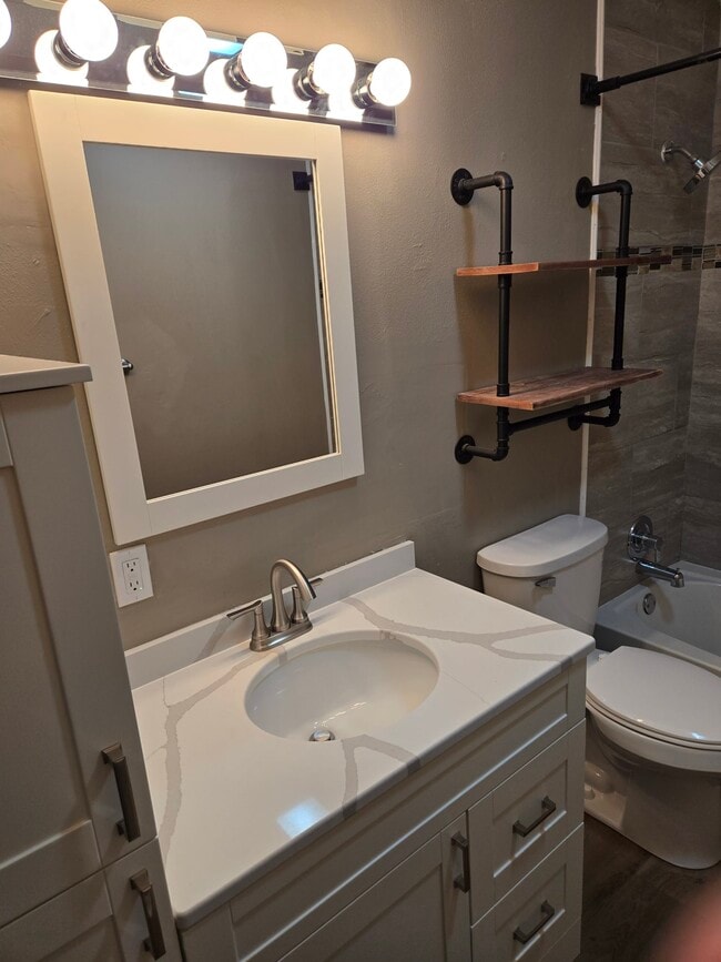 Building Photo - 2646 W 56th St