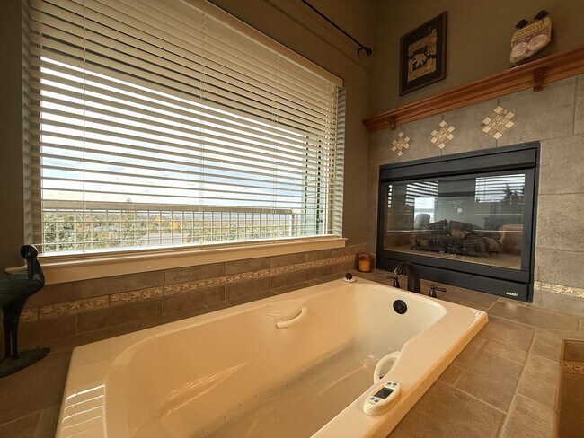 Building Photo - WINTER SPECIAL DISCOUNTED $500 PER MONTH F...