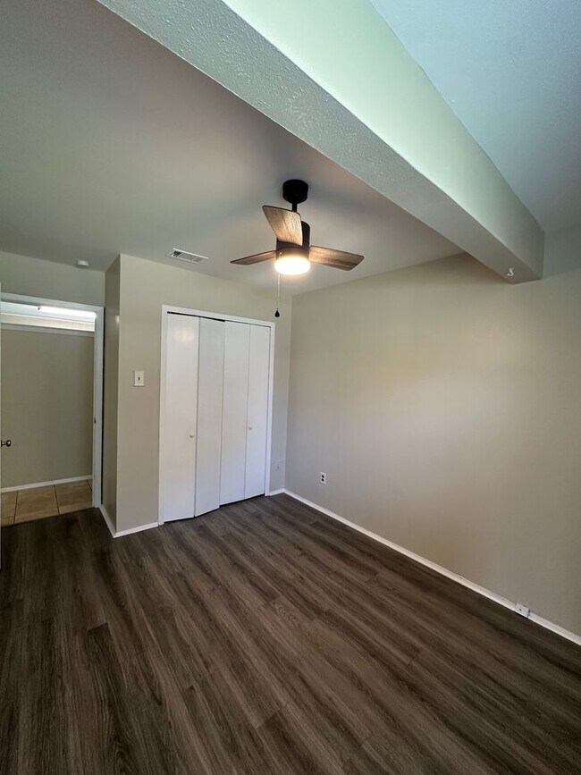Building Photo - Freshly updated and Move in ready!