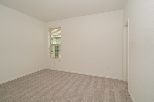 Building Photo - 2513 Seneca Lk Dr