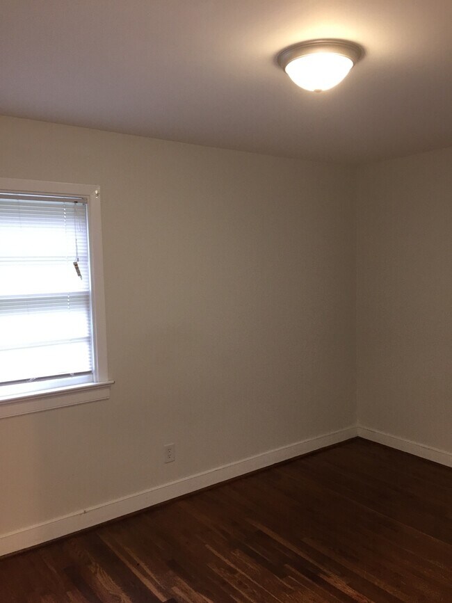 Building Photo - Beautifully Updated 3bdrm/1bth Ranch Style Home Located in the Glen Lea Area!