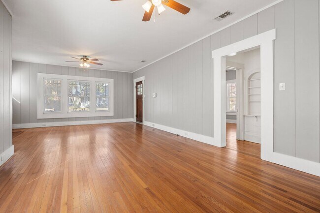 Building Photo - Historic craftsman style home located in T...
