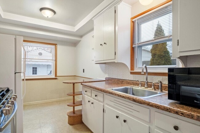 Building Photo - 17133 Delaware Ave