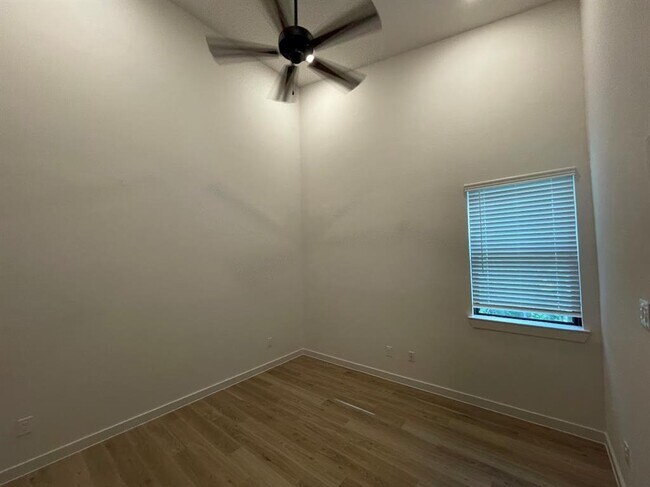 Building Photo - 2517 Appian Way