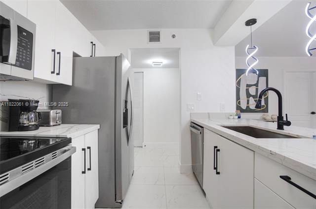 Building Photo - 1200 Brickell Bay Dr