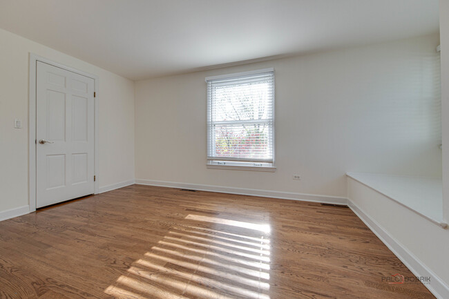 Building Photo - 813 Meadow Ln