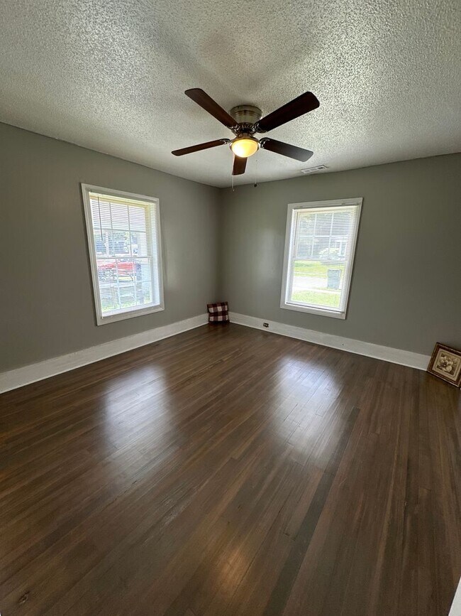 Building Photo - 3 Bed/ 1 Bath and move-in ready! www.PMCor...