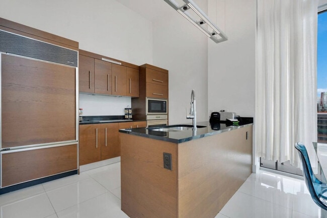 Building Photo - 485 Brickell Ave
