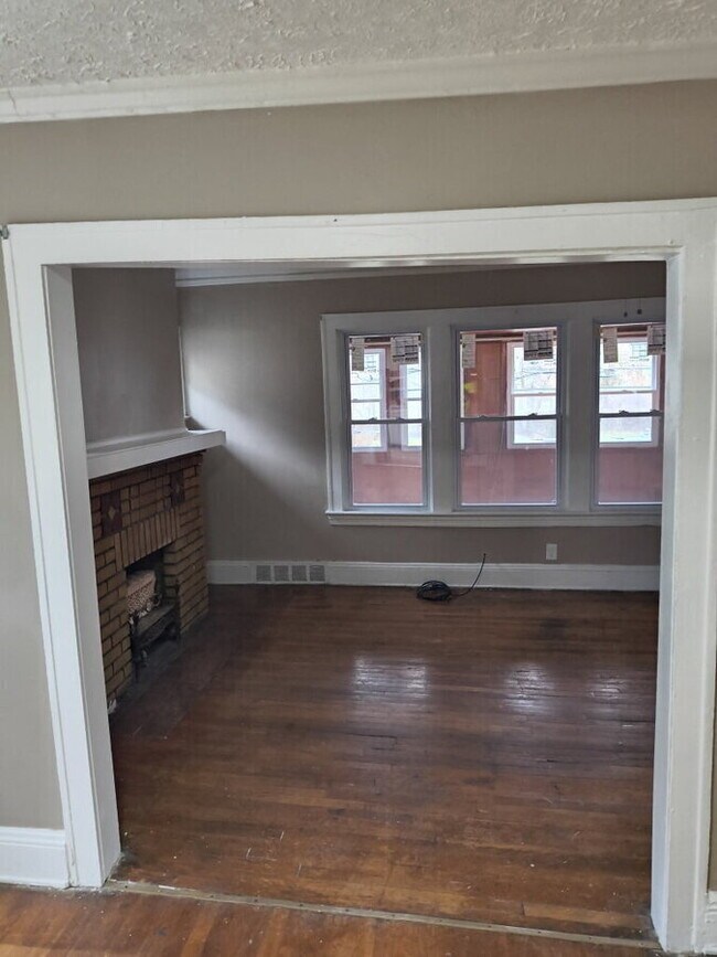 Building Photo - 3658 E 143rd St