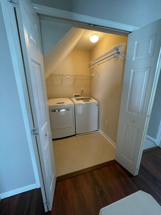 Building Photo - Lovely 3 Bedroom 2.5 bath Home in Bridges Estates, walking distance to Bridgeway Station!!