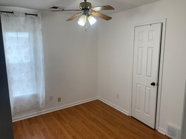 Building Photo - 5545 Oak Branch Cir N