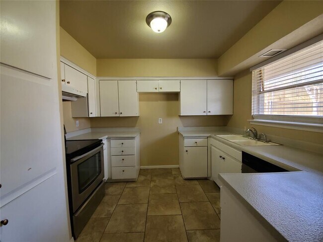 Building Photo - 824 Warren Way