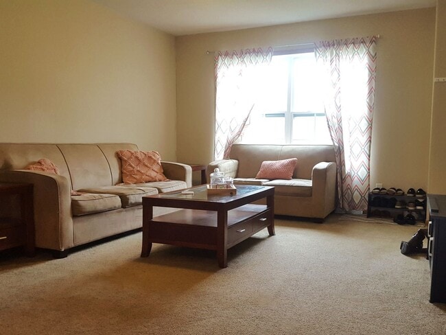 Building Photo - Now leasing for May 2026! FOUR BEDROOM AND...