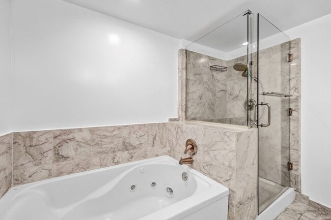 Building Photo - Spacious End-Unit Hollywood Condo with 2 Parking Spaces