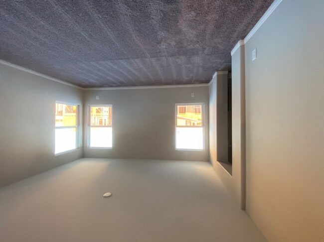 Building Photo - 4 BED 2.5 BATH 2 CAR GARAGE,  LARGE CORNER...