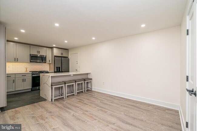 Building Photo - 1300 Army Navy Dr