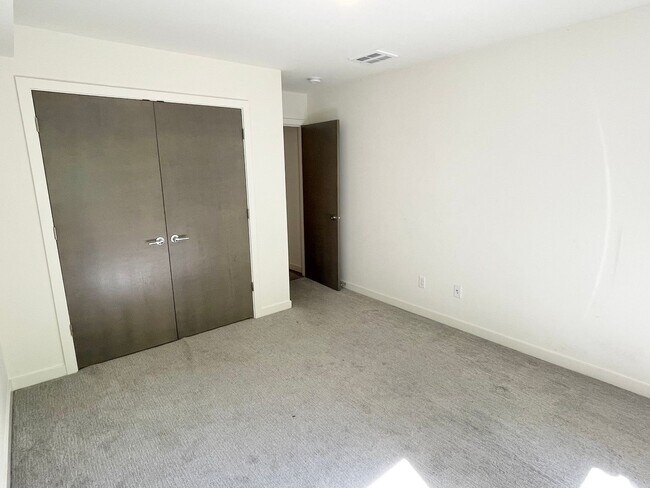 Building Photo - 4 Star Green Built 2-Bedroom, 2-Bath + Den Townhome