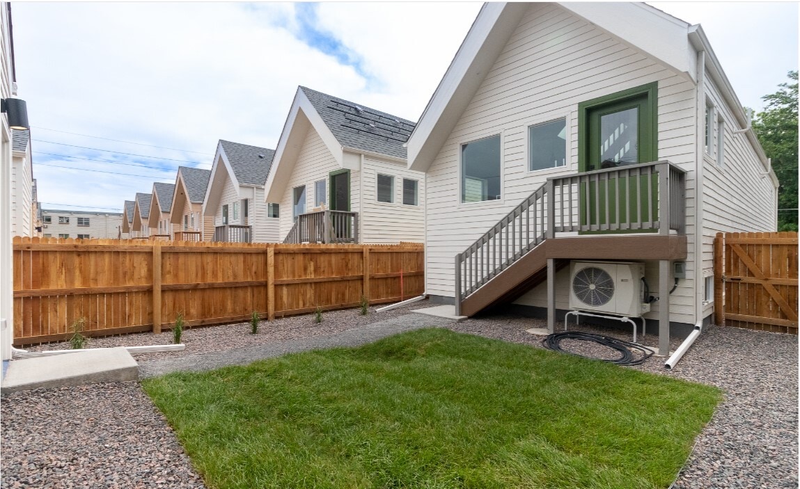 Building Photo - 1111 S Dahlia St