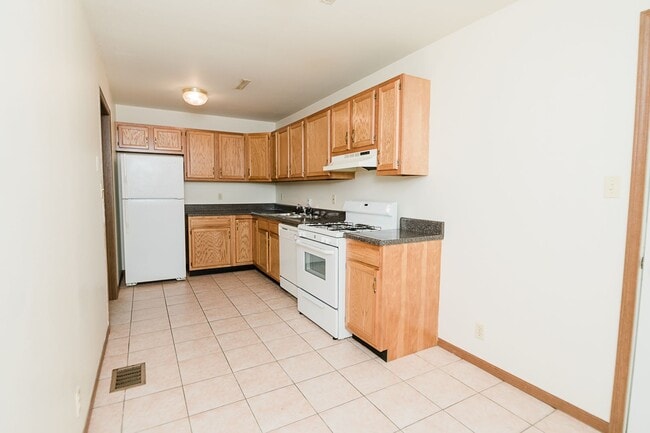 Building Photo - 2 bedroom / 1.5 bathroom Townhome in Chest...