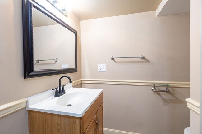 Building Photo - Cozy 3 BR/2 BA Single-Family Home in Halet...