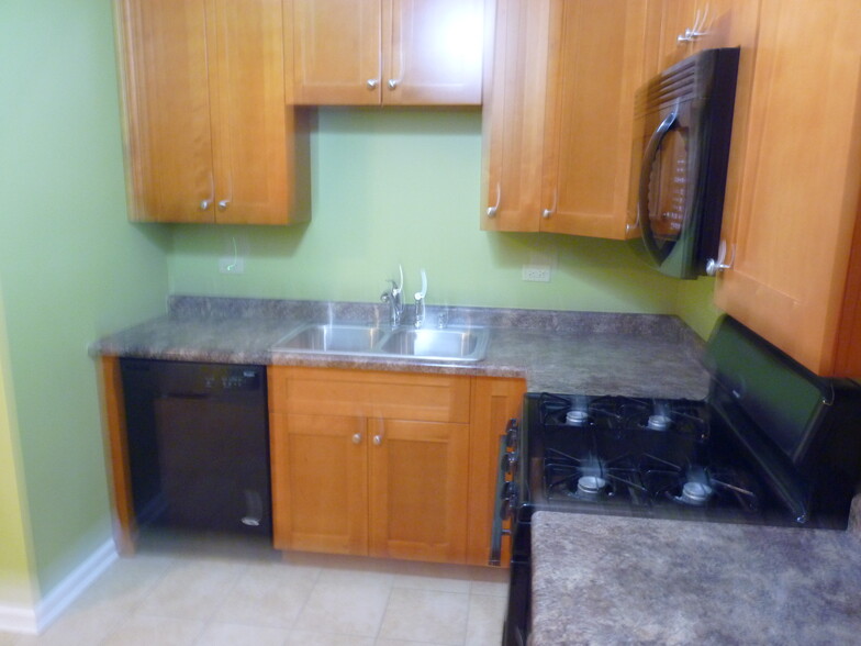 Kitchen w/Ceramic Tile - 1236 S Washington St