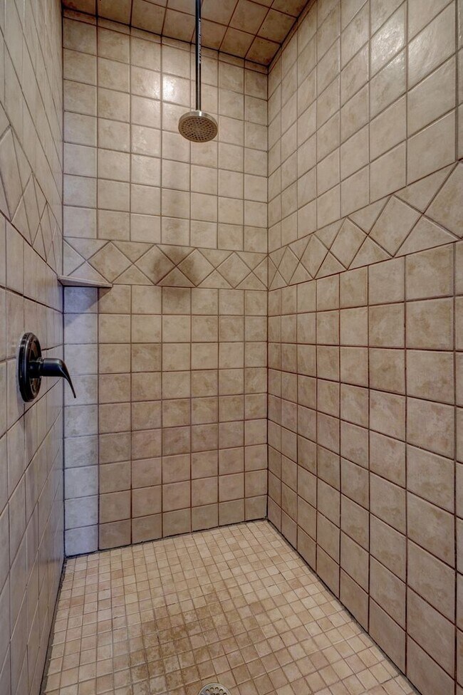 Building Photo - Stunning 3 Bedroom Home with Fireplace, Community Amenities & Open Floor Plan