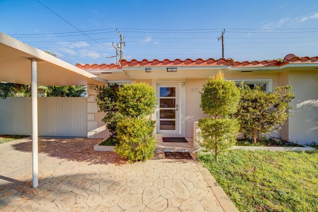 Building Photo - 917 NE 164th St