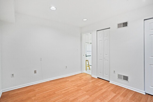 Building Photo - Wonderful Woodley 1 Bedroom with Parking